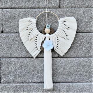 Andělka hnědovláska s modrou kytičkou (závěsná dekorace)