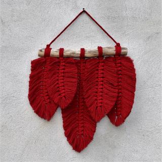 Červená peříčka - závěsná dekorace na zeď (Ze 100% bavlny)