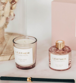 Dárkový set pokojového parfému a svíčky Porcelain Peony ExcluJess