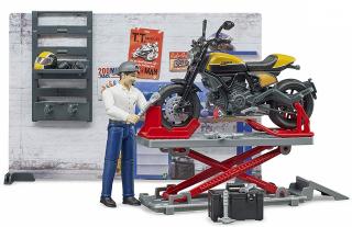 BRUDER 62102 Motodílna s figurkou mechanika a motorkou Ducati Scrambler