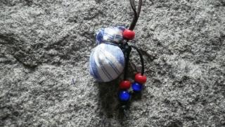 amulet na krk bílo modrý váček s bylinkami (cena za kus)