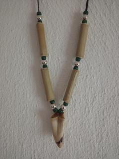 amulet na krk, dřevěné bambusové kostice, zelený rokajl, stříbrné korálky, kančí špičák (cena za kus)