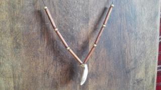 amulet na krk,dřevěné kostice,mosazné korálky,přívěsek  kančí špičák (cena za kus)