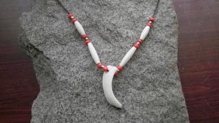 amulet na krk,kostice,červený rokajl,stříbrné korálky,přívěsek kančí špičák  (cena za kus)