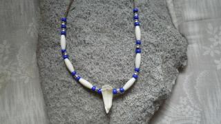 amulet  na krk,kostice, modrý rokajl,stříbrné korálky,přívěsek kančí špičák (cena za kus)