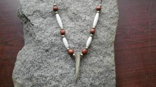 amulet na krk,kostice,mosazné a dřevěné korálky,přívěsek srnčí parůžek (cena za kus)