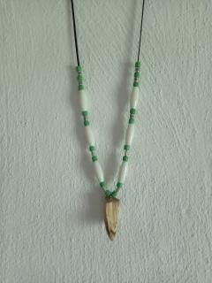 amulet na krk,kostice,zelený rokajl,stříbrné korálky,přívěsek kančí špičák (cena za kus)
