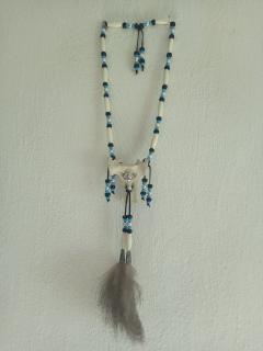 amulet na krk křížová kost,  kostice, rokajl, peří (cena za kus)