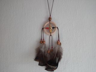 amulet na krk medicínové kolo,peří z krocana,rolnička,červený rokajl, (cena za kus)