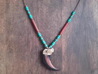 amulet na krk medvědí dráp,dřevěné kostice (cena za kus)