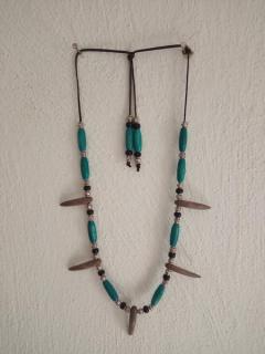 amulet na krk náhrdelník drápy,modré olivky,černý rokajl,stříbrné korálky (cena za kus)