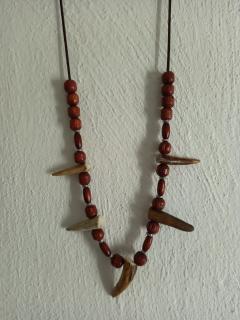 amulet na krk náhrdelník,dřevěné korálky,kovové korálky,přívěsky srnčí parůžky (cena za kus)
