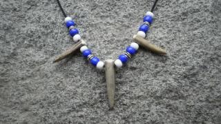 amulet na krk náhrdelník,modrý a bílý rokajl, kovové korálky, přívěsky parůžky (cena za kus)