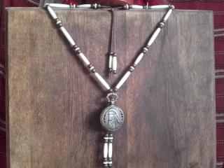 amulet náhrdelník hodinky na krk s indiánem mosazné, pravé kostice (cena za kus)