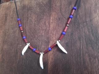 amulet psí zuby,dřevěné válečky,mosazné korálky,modrý rokajl (cena za kus)