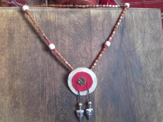 dřevěný náhrdelník na krk hlava indiána,červený rokajl,hroty šípů (cena za kus)