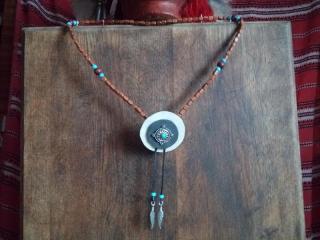 dřevěný náhrdelník na krk tyrkenitová ozdoba,modrý rokajl,stříbrná peříčka (cena za kus)