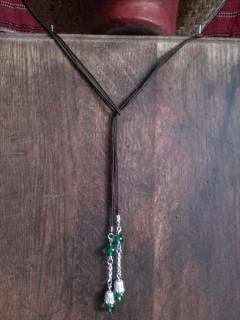 jednoduchý náhrdelník"laso"se zelenými korálky a stříbrnými kaplíky (cena za kus)