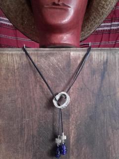 kožený náhrdelník "laso"s kroužkem z parohu,modrými lampovými korálky (cena za kus)