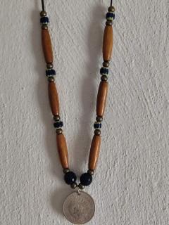 náhrdelník amulet na krk dřevěné korálky, chevrony, přívěsek dolar (cena za kus)