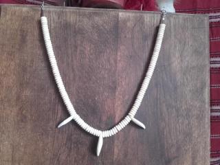náhrdelník -amulet na krk psí zuby kostěné korálky (cena za kus)