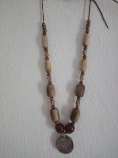 náhrdelník amulet na krk rohovinové korálky, chevrony, přívěsek dolar (cena za kus)