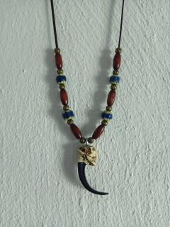 náhrdelník amulet orlí dráp, korálky chevrony (cena za kus)