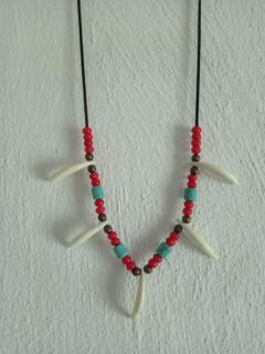 náhrdelník amulet psí zuby červené korneliány, tyrkenitové válečky , měděné  korálky (cena za kus)