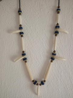 náhrdelník amulet psí zuby, kostice, korneliány (cena za kus)
