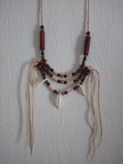 náhrdelník amulet se zuby ze psa, dřevěnými a mosaznými korálky (cena za kus)