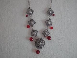 náhrdelník květina,tepané plíšky,broušené červené korálky (cena za kus)