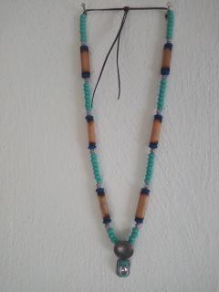 náhrdelník modrý rokajl, dřevěné  kostice, tyrkenitový přívěsek a ozdobný knoflík (cena za kus)