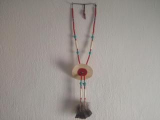 náhrdelník na krk rawhide kolečko,modrý a červený rokajl,tyrkenitové korálky a želvy,peří (cena za kus)