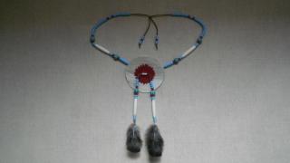 náhrdelník na krk rawhide kolečko,modrý a červený rokajl,tyrkenitové korálky,peří (cena za kus)