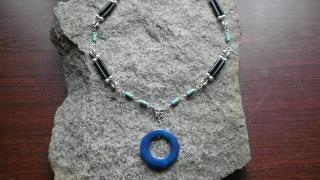náhrdelník tyrkenit, skleněné trubičky, stříbrné korálky, přívěsek modrý achát (cena za kus)