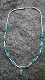 náhrdelník tyrkys, bílé skleněné trubičky, stříbrné korálky (cena za kus)