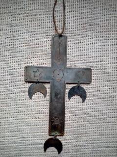 ozdoba velký Šajenský  kříž na krk s tepáním (cena za kus)