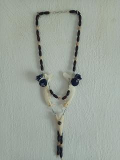 šamanský amulet náhrdelník ze spojených čelistí s kostěným hrotem (cena za kus)