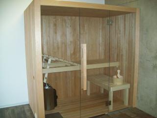 Interiérová prosklená sauna 150x150cm. materiál: lípa