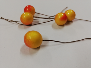 Dekorace plastová - jablíčko 1,5cm na drátku