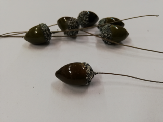 Dekorace plastová - žalud tmavě zelený 2,5cm na drátku