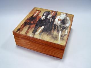 Dřevěná krabička s víkem - Nad stádem koní