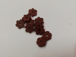Dřevěné korálky pro tvorbu kytička cihlová- 13 mm