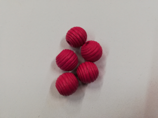 Dřevěné korálky žebrované 13 mm fuchsiové