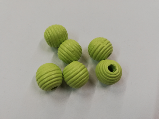 Dřevěné korálky žebrované 13 mm zelenkavé