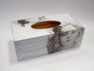 Krabička dřevěná na papírové kapesníky - Dívka s čelenkou v patině