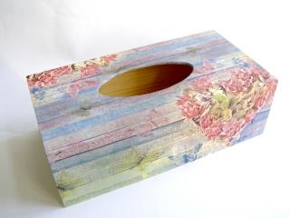 Krabička dřevěná na papírové kapesníky - Květy v srdci