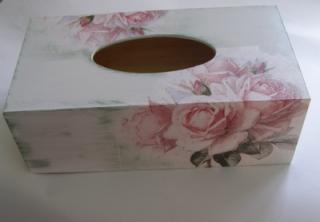 Krabička dřevěná na papírové kapesníky - Růže růžová se zelenou patinou
