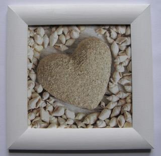 Obrázek dřevěný malovaný rámeček 19 x 19 cm - Srdce z písku