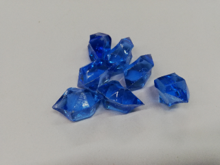 Plastový kamínek dekorační modrý 25x15 mm